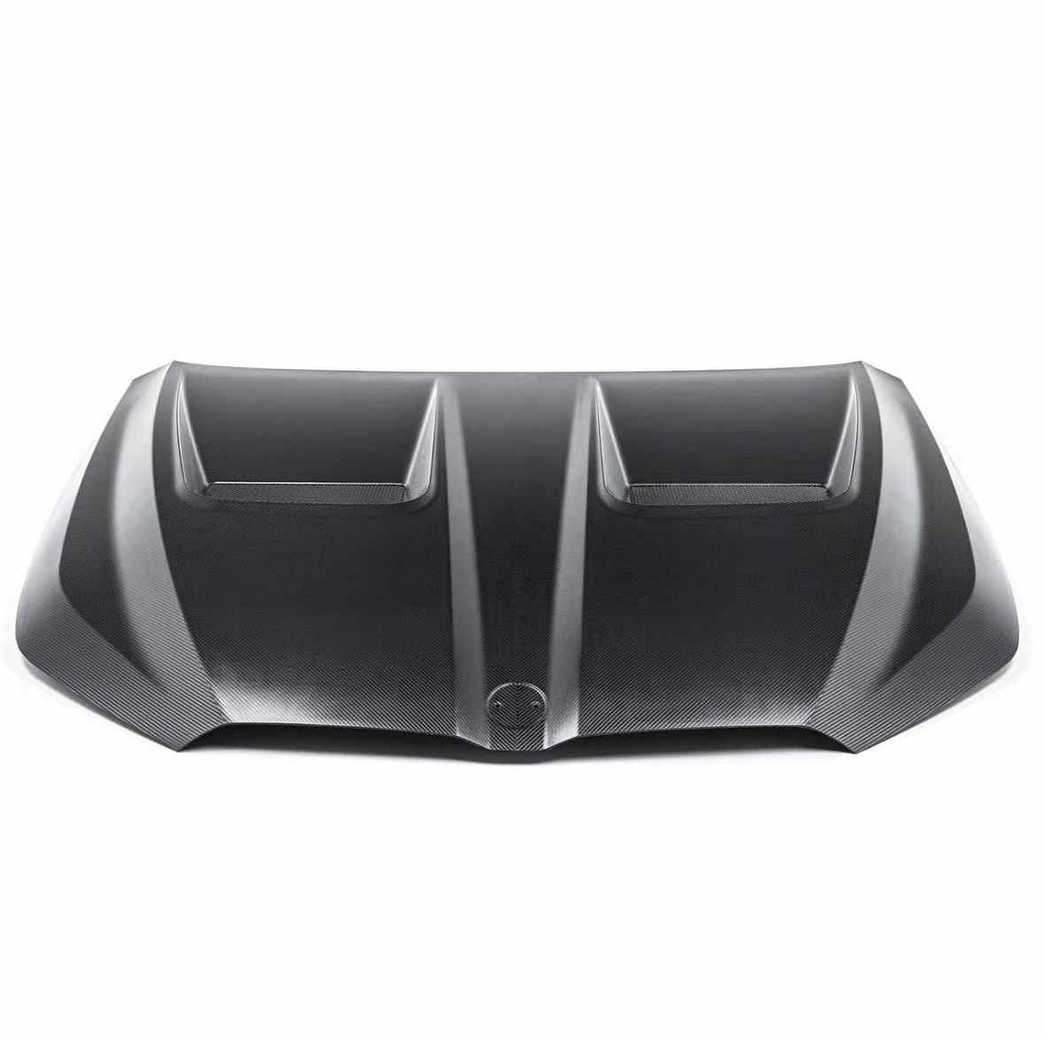 The upgraded BMW M5 G90/G99 APN model features a high-quality dry carbon fiber hood design.
