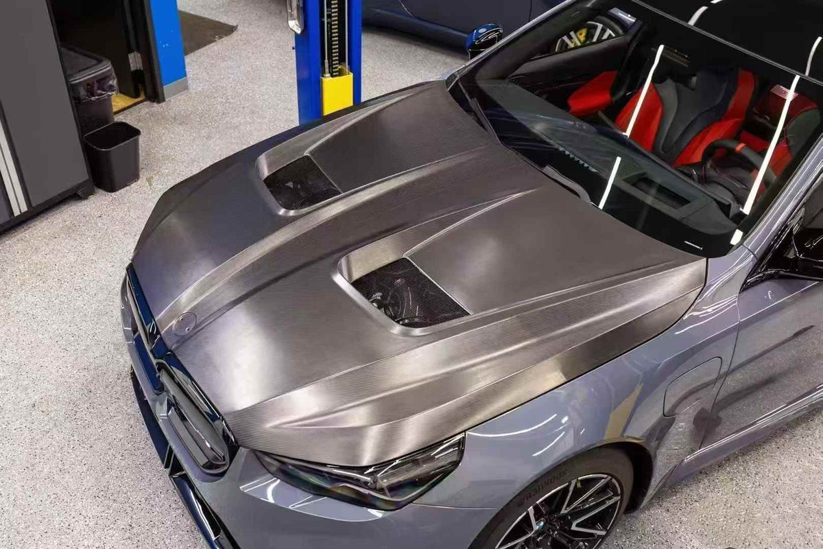The upgraded BMW M5 G90/G99 APN model features a high-quality dry carbon fiber hood design.