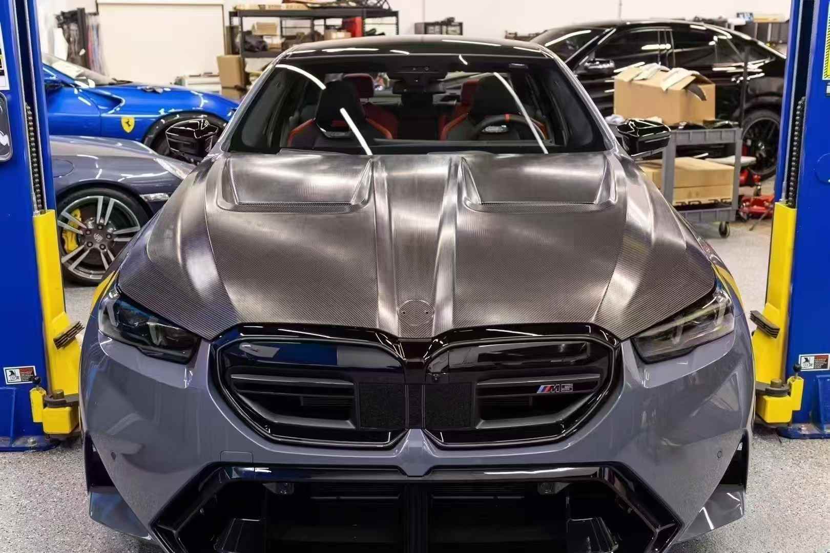 The upgraded BMW M5 G90/G99 APN model features a high-quality dry carbon fiber hood design.
